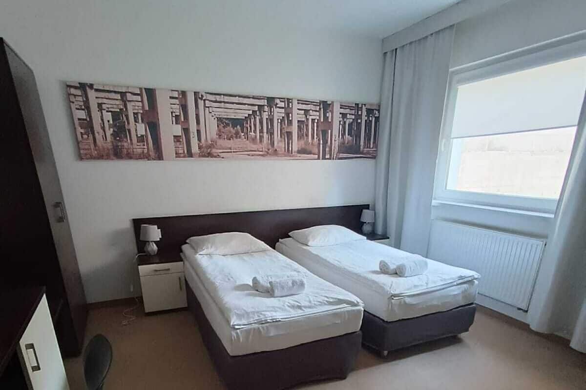 Habitación con 2 camas individuales | Escritorio, tabla de planchar con plancha y wifi gratis