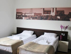 Habitació amb dos llits individuals | Escriptori, planxa i posts de planxar i wifi gratuïta 