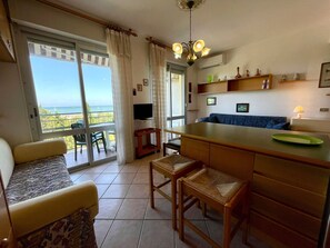 Estúdio, sacada, vista para o oceano | Sala de estar