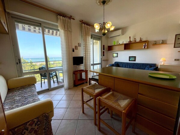 Estúdio, vários quartos, sacada, vista para o oceano | Sala de estar