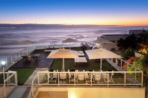 Outdoor dining - Clifton YOLO Spaces - Clifton Mansion Villa Apartment (Cape Town)