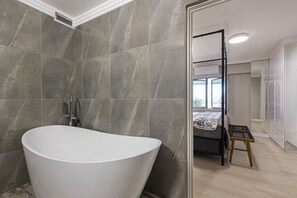 Dusj, hårføner, håndklær og såpe