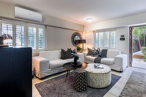 TV - Clifton YOLO Spaces - Clifton Mansion Villa Apartment (Cape Town)