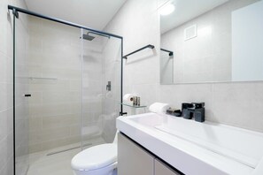 Suihku, hiustenkuivaaja, pyyhkeet