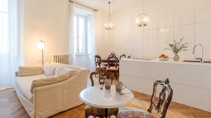 Family Apartment, 4 Bedrooms, Microwave (Appartamento Reggenza) | Ruang tamu | TV skrin rata 