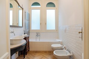 Family Apartment, Multiple Bedrooms (Appartamento Reggenza) | Bathroom | Separate tub and shower, hair dryer, bidet, towels