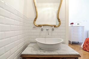 Familie appartement, meerdere slaapkamers (Appartamento Reggenza) | Badkamer | Een aparte badkuip en douche, een haardroger, een bidet, handdoeken