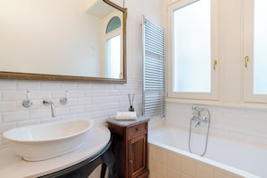 Family Apartment, Multiple Bedrooms (Appartamento Reggenza) | Bathroom | Separate tub and shower, hair dryer, bidet, towels