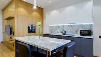 Business Apartment | Private kitchen | Full-size fridge, microwave, oven, stovetop
