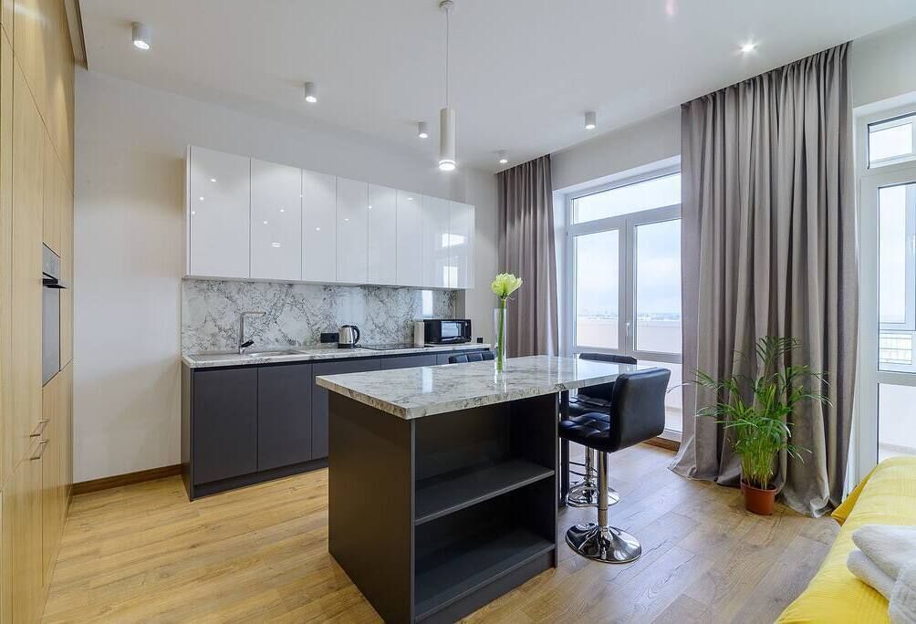 Businesshuoneisto | Yksityinen keittiö | Täysikokoinen jääkaappi, mikroaaltouuni, uuni, liesi