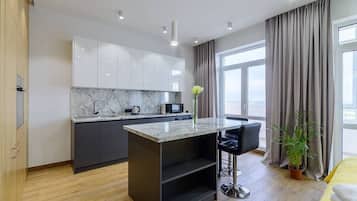 Apartamento empresarial | Cozinha privada | Geladeira grande, micro-ondas, fogão, cooktop