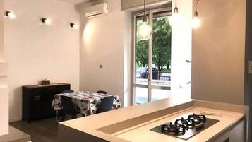 Kjøleskap, mikrobølgeovn, oppvaskmaskin og brødrister