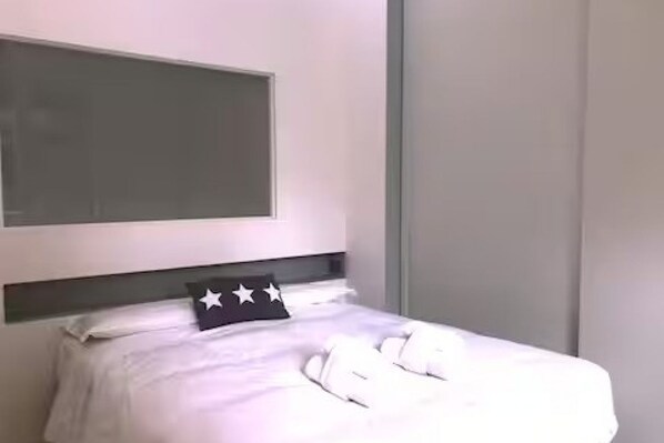 2 Schlafzimmer, Bügeleisen/Bügelbrett
