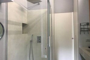 Dusj, bidé og håndklær