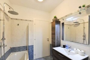 Bathtub, bidet, towels, shampoo