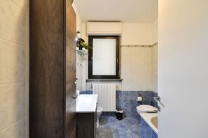 Bathtub, bidet