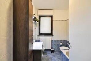 Bathtub, bidet, towels, shampoo