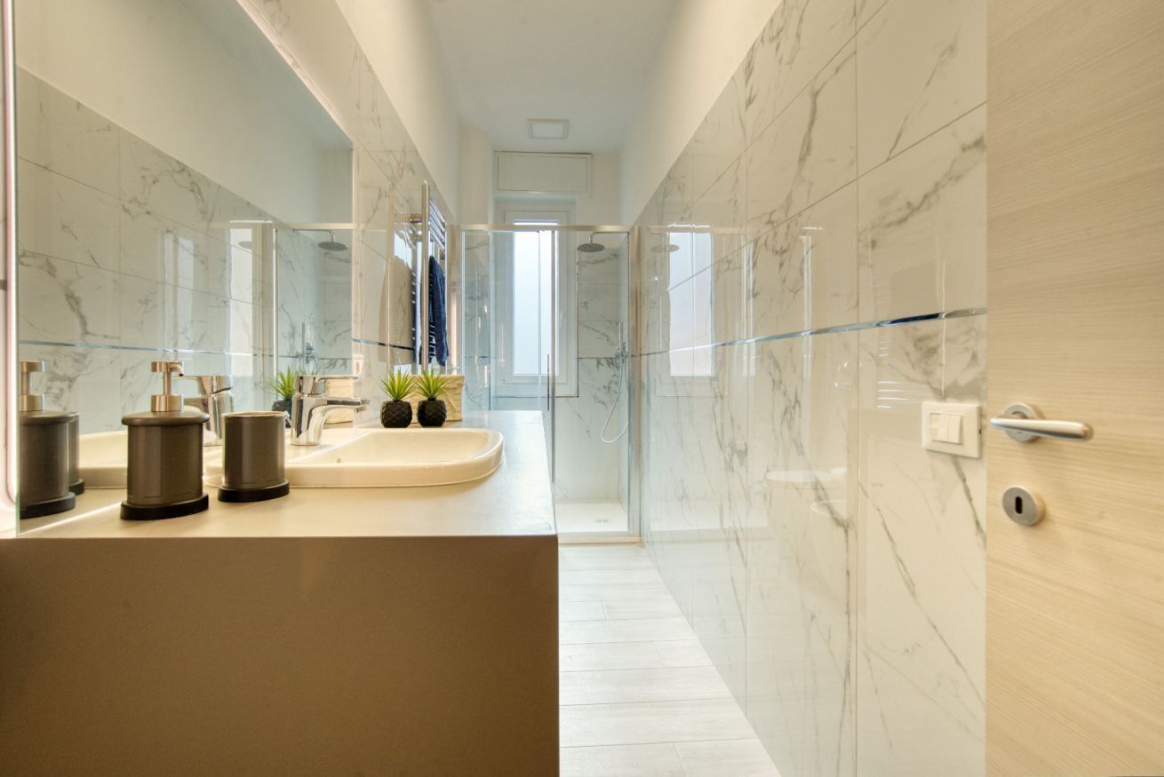 Douche, sèche-cheveux, bidet, serviettes fournies