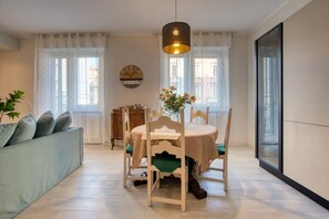 Dining - GuestHost - On a quiet and elegant residential street, with concierge service, this elegant three-room apartment on the second floor (with elevator) offers all the comforts for a family of up to five or a group of friends. Recently renovated and furnishe (Milan)
