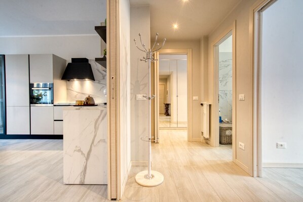 Interior - On a quiet and elegant residential street, with concierge service, this elegant three-room apartment on the second floor (with elevator) offers all the comforts for a family of up to five or a group of friends. Recently renovated and furnished, it's very (Milan)