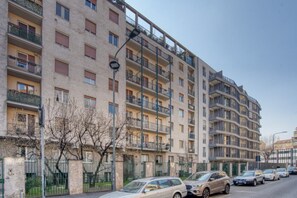 Exterior - GuestHost - On a quiet and elegant residential street, with concierge service, this elegant three-room apartment on the second floor (with elevator) offers all the comforts for a family of up to five or a group of friends. Recently renovated and furnishe (Milan)