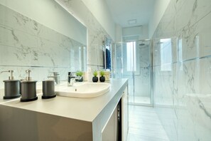 Dusj, hårføner, bidé og håndklær