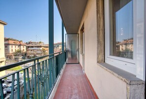 Property grounds - On a quiet and elegant residential street, with concierge service, this elegant three-room apartment on the second floor (with elevator) offers all the comforts for a family of up to five or a group of friends. Recently renovated and furnished, it's very (Milan)