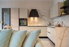 Smart TV - On a quiet and elegant residential street, with concierge service, this elegant three-room apartment on the second floor (with elevator) offers all the comforts for a family of up to five or a group of friends. Recently renovated and furnished, it's very (Milan)