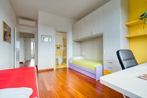 2 chambres, fer et planche à repasser, lit de bébé portatif