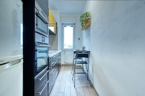 Réfrigérateur, four à micro-ondes, un four, surface de cuisson