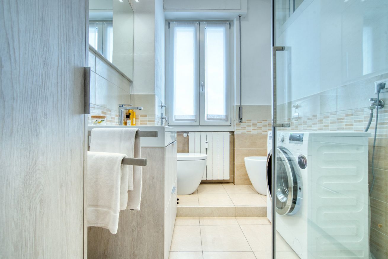 Regadera, secadora de cabello, bidet, toallas 