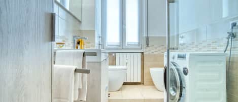 Regadera, secadora de cabello, bidet, toallas
