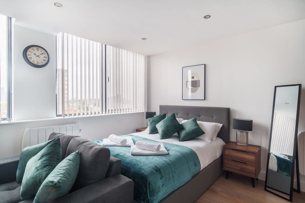 Desk, iron/ironing board, WiFi, bed sheets
