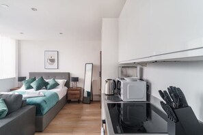 Desk, iron/ironing board, WiFi, bed sheets