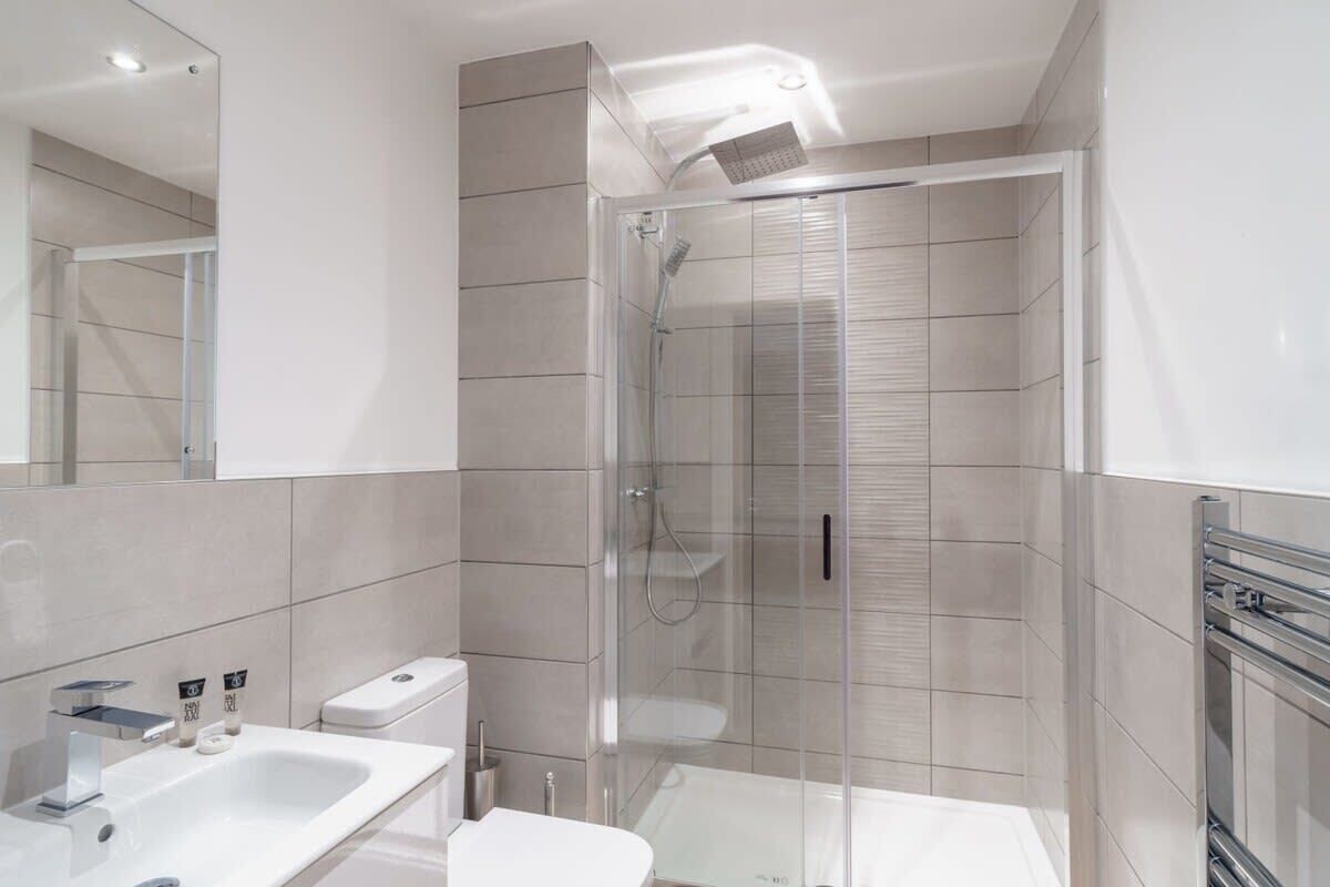 Shower, hair dryer, towels, shampoo