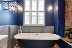 Een haardroger, handdoeken, zeep, toiletpapier