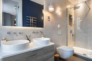 Hårtork, handdukar, tvål och toalettpapper