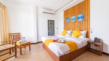 Habitación Deluxe doble, vistas al mar | Baño | Ducha, secador de pelo y toallas