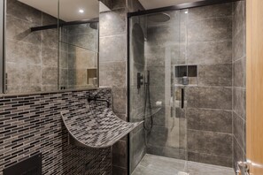 Douche, sèche-cheveux, serviettes fournies, savon