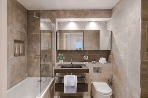 Een douche, een haardroger, handdoeken, zeep