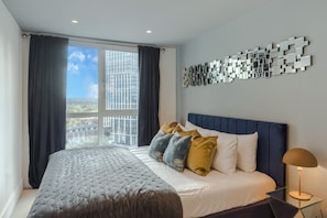 3 bedrooms, desk, iron/ironing board, free WiFi