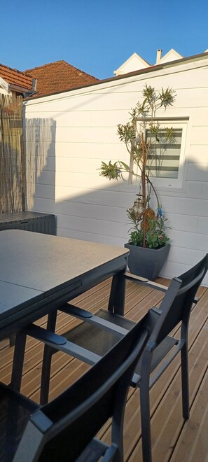 Outdoor dining - Appartement 3 Pièces Avec Terrasse au Calme Hyper Centre Arcachon - Mer à 50 m (Arcachon)
