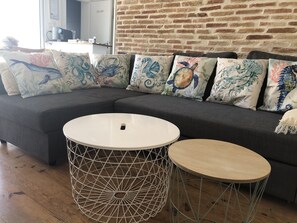 Smart-tv, dvd-spelare och böcker