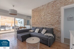 Smart-tv, dvd-spelare och böcker