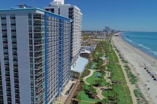 Enjoy beach access from this high-rise hotel, situated adjacent to the ocean.