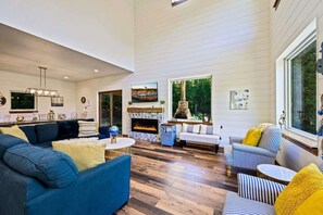 Una Smart TV, una chimenea, una oficina