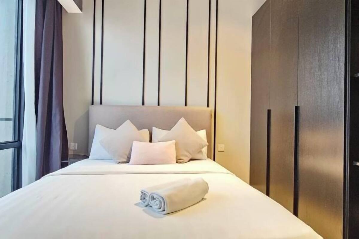 2 bedrooms, desk, soundproofing, iron/ironing board