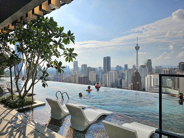 Kolam renang rooftop