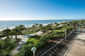 On the beach - Waveside Getaway 2BR Stunning Ocean Views (Myrtle Beach)