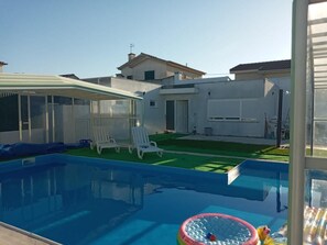 Inomhuspool och utomhuspool